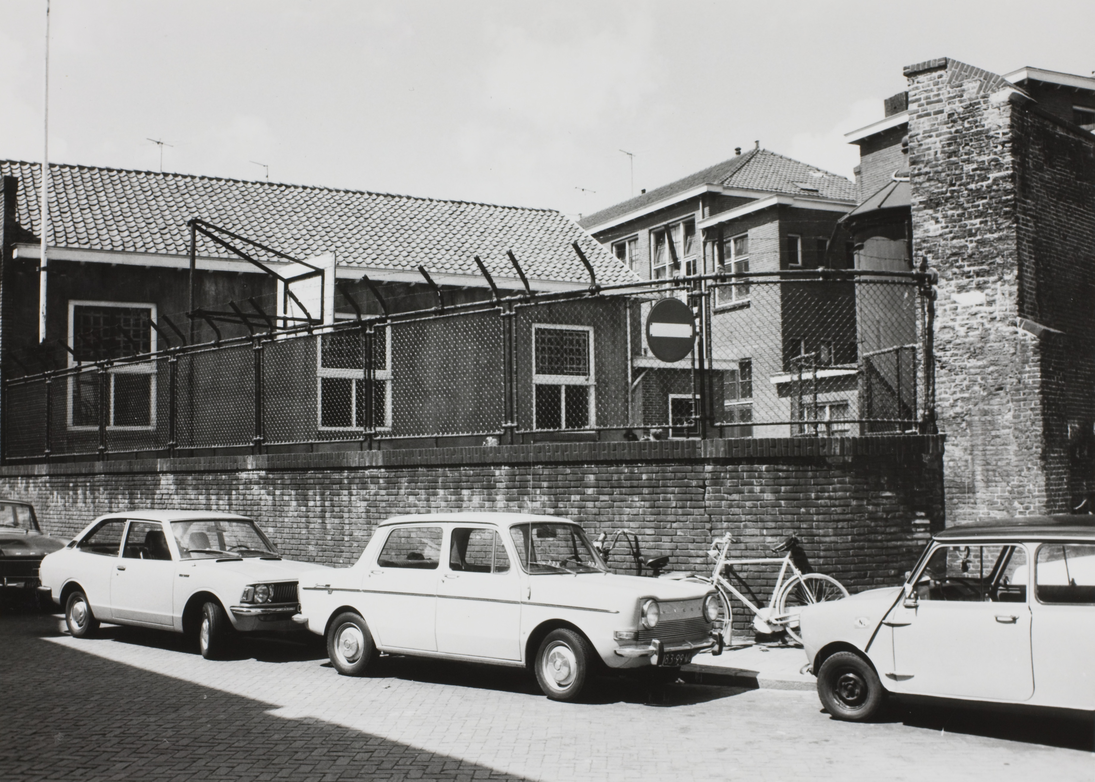 1972 speelplaats en muurresten.jpg
